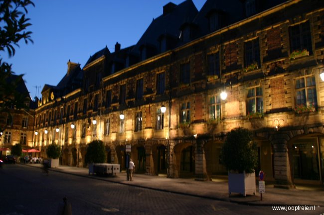 Place Ducale bij avond